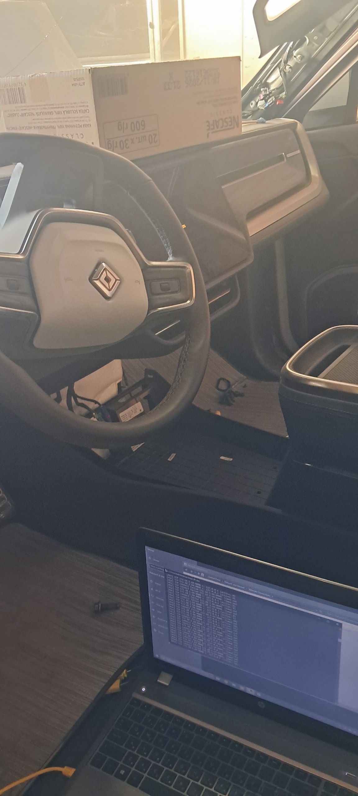 Laptop z oprogramowaniem diagnostycznym we wnętrzu Riviana