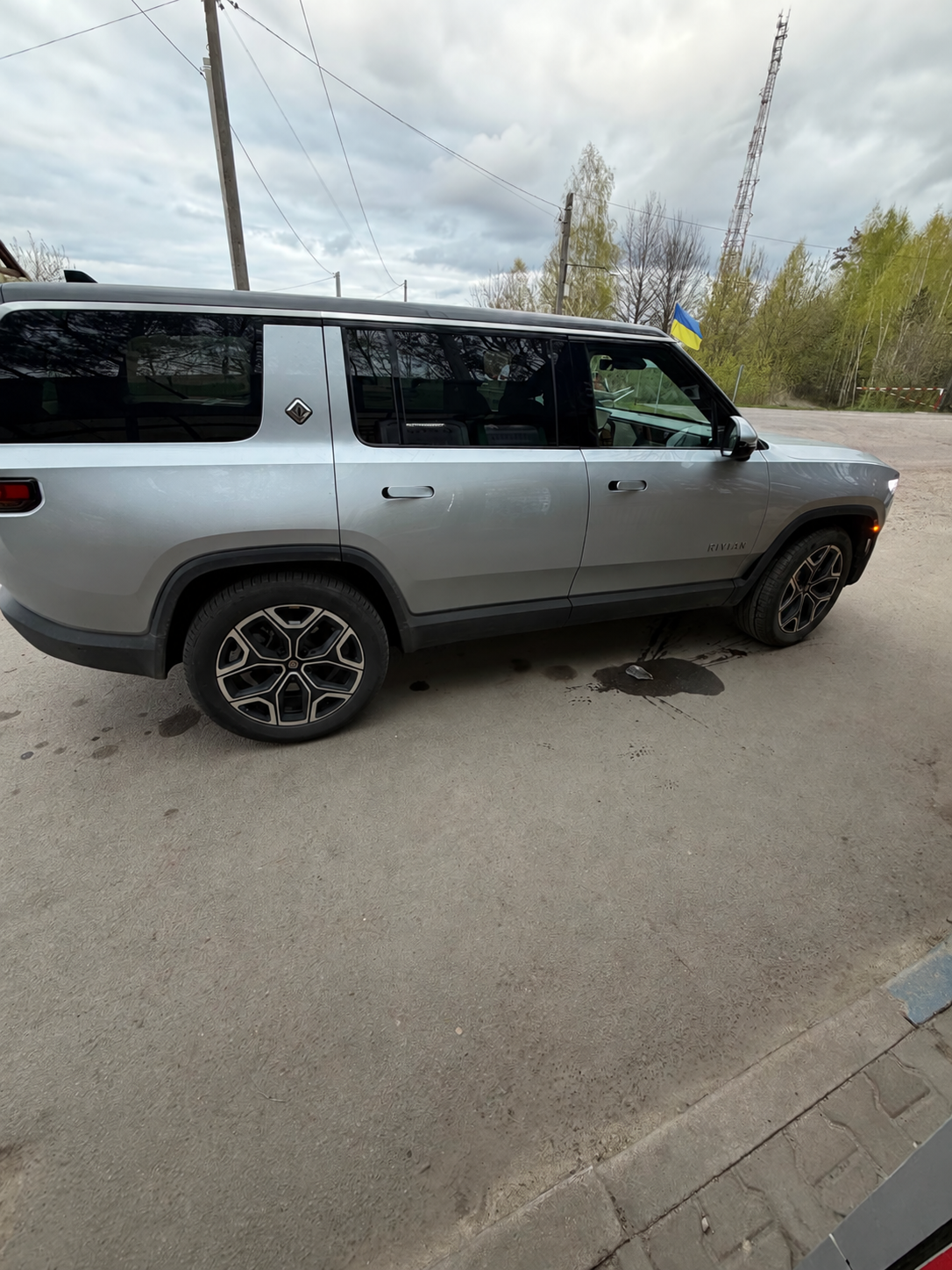 Srebrny Rivian R1S